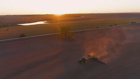 Beautiful fields and pasture at sunset as a tractor plants a field in the USA Vídeo Stock 170772514