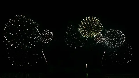 Beautiful firework reflection over the sea Vídeos de archivo 110382518