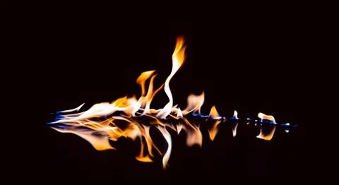 Beautiful flame with reflection on a black background. Foto stock