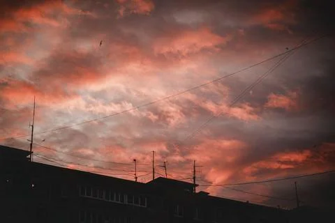 Beautiful floating clouds bright red float over the cityscape Foto stock