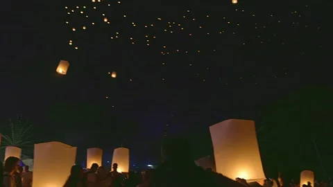 Beautiful floating lanterns rising into the dark night sky during Yee Peng. Stock-Footage 328140341