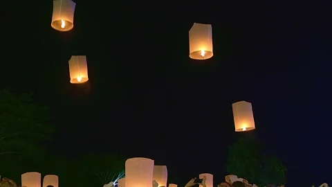 Beautiful floating lanterns rising into the dark night sky during Yee Peng. Stock-Footage 344355272