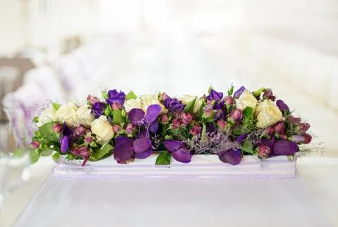 Beautiful flower composition on the wedding table Foto stock