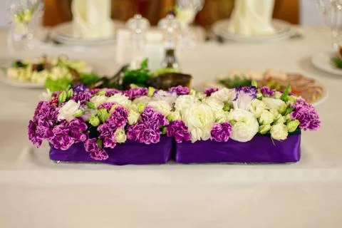 Beautiful flower composition on the wedding table Foto stock