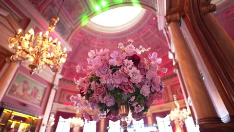 Beautiful flowers in the hall on the table Vídeos de archivo 289010985