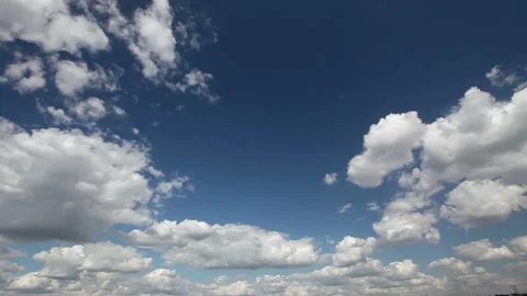 Beautiful fluffy clouds in the blue sky. Sky with beautiful clouds 库存影片 137237027