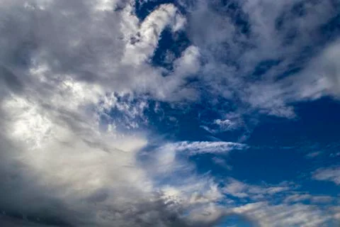 Beautiful fluffy clouds in the deep blue sky. dark sky after rain Foto stock