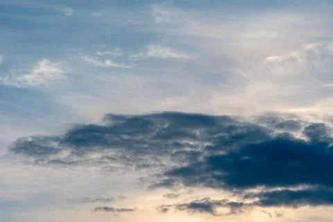 Beautiful fluffy clouds in the evening sky. The sunlight gives a side light o 库存照片