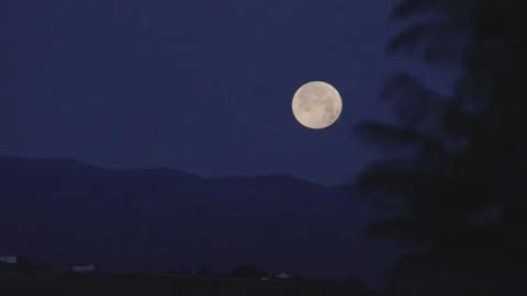 Beautiful Full Moon Setting Over Mountain Landscape. Luna Llena Poniéndose Stock Footage 291674072