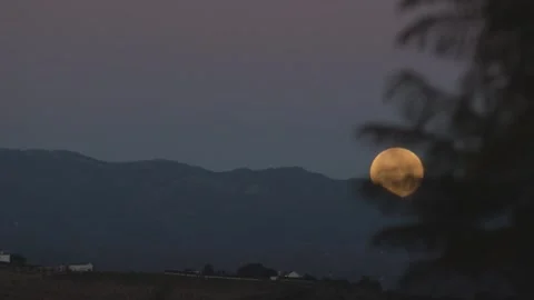 Beautiful Full Moon Setting Over Mountain Landscape. Luna Llena Poniéndose Stock Footage 291674113