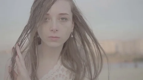 Beautiful girl crying at sunset Vídeo Stock 78097702