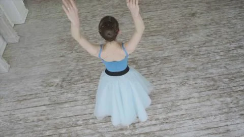 Beautiful Girl Dancer Performs Elements Of Classical Ballet In The Loft Design Foto stock