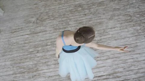 Beautiful Girl Dancer Performs Elements Of Classical Ballet In The Loft Design Foto stock