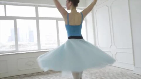 Beautiful Girl Dancer Performs Elements Of Classical Ballet In The Loft Design Foto stock