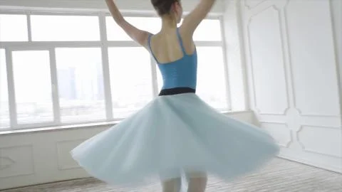 Beautiful Girl Dancer Performs Elements Of Classical Ballet In The Loft Design Foto stock