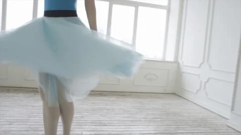 Beautiful Girl Dancer Performs Elements Of Classical Ballet In The Loft Design Foto stock