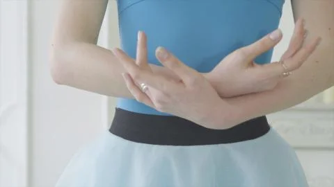 Beautiful Girl Dancer Performs Elements Of Classical Ballet In The Loft Design Foto stock