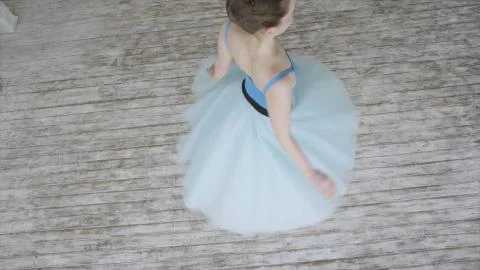 Beautiful Girl Dancer Performs Elements Of Classical Ballet In The Loft Design Foto stock