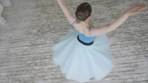 Beautiful Girl Dancer Performs Elements Of Classical Ballet In The Loft Design Foto stock