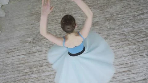 Beautiful Girl Dancer Performs Elements Of Classical Ballet In The Loft Design Foto stock