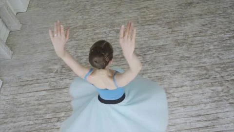 Beautiful Girl Dancer Performs Elements Of Classical Ballet In The Loft Design Foto stock