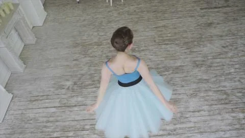 Beautiful Girl Dancer Performs Elements Of Classical Ballet In The Loft Design Foto stock