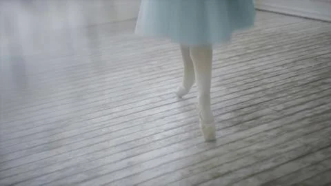Beautiful Girl Dancer Performs Elements Of Classical Ballet In The Loft Design Foto stock