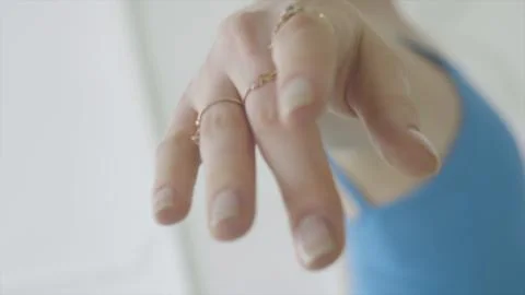 Beautiful Girl Dancer Performs Elements Of Classical Ballet In The Loft Design Foto stock