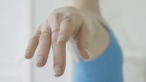 Beautiful Girl Dancer Performs Elements Of Classical Ballet In The Loft Design Foto stock