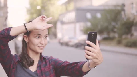 Beautiful girl doing selfie while walking around the city. 스톡 동영상 93797237
