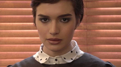 Beautiful girl looking at the camera Vídeos de archivo 59755109