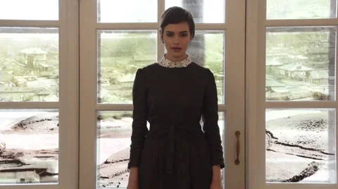 Beautiful girl looking at the camera Vídeos de archivo 59755204