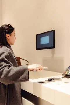 A beautiful girl scans the QUAR code in a store with a smartphone. Foto stock