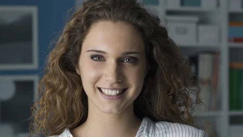 Beautiful girl smiling at camera 動画素材 89650256