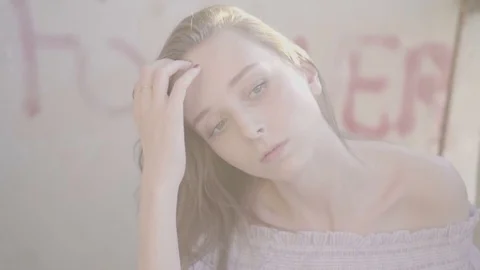 Beautiful girl on a wall background Vídeo Stock 78130053