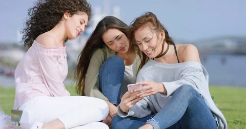 Beautiful girlfriends sitting outside while one girl is explaining something  Video stock 81030589