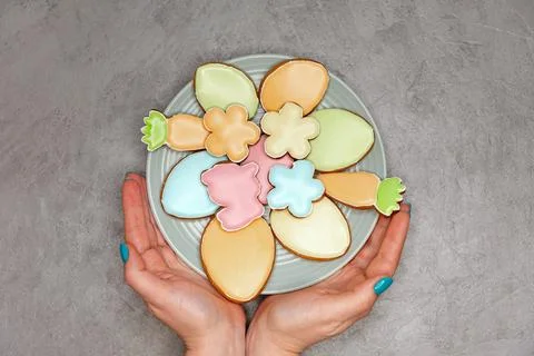 Beautiful glazed Easter cookies. Easter festive table setting. Foto stock