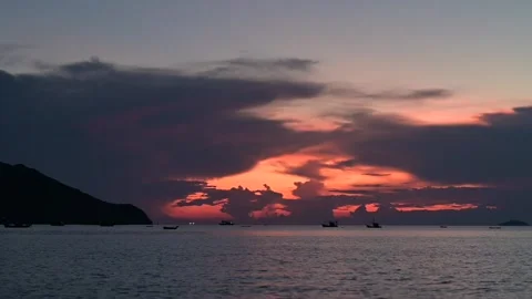 Beautiful glowing sunset over ocean horizon Stockbeeldmateriaal 158465835