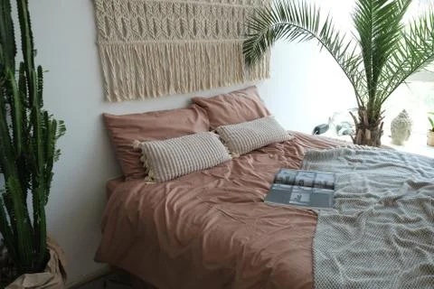 Beautiful green interior in the style BOHO. Sleeping with soft pillows and bed. Foto stock