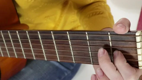 Beautiful guitar playing close up Vidéo 151342731