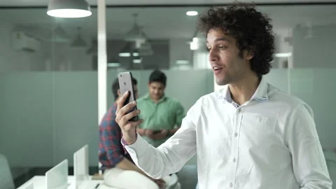 Beautiful guy  holding smartphone having video chat with friends. Stock-Footage 170129752