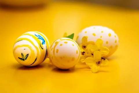 Beautiful handmade easter eggs decorated with flower put on the table. Foto stock