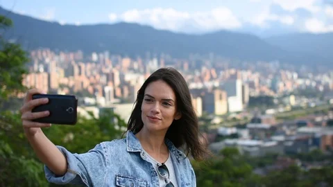 Beautiful happy model taking selfie in front of the cityscape panorama Video stock 101209529