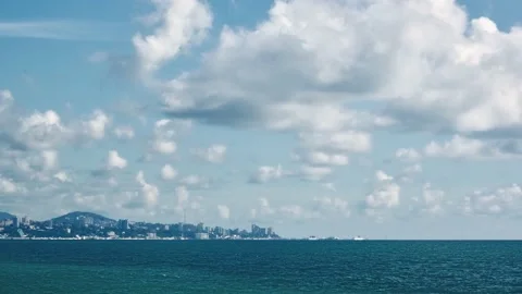 Beautiful high altitude clouds over summer sea landscape. Aerial hyperlapse, 4K Vidéo 146596903