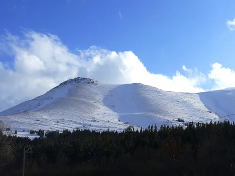 Beautiful Hills with Snow and Clouds Vidéo 73545019