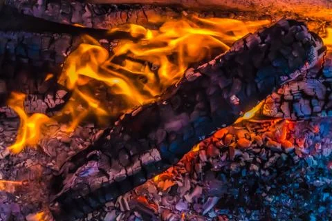 A beautiful horizontal texture of a burning fire on a black background with s Foto stock