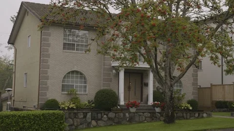 Beautiful house with a tree at the front. Видео 140289976