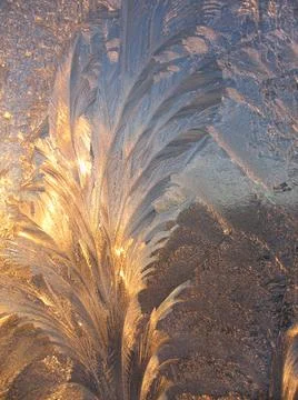 Beautiful ice pattern and sunlight closeup on window glass Foto stock