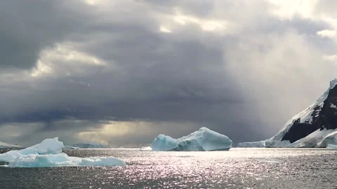 Beautiful iceberg in Antarctica 스톡 동영상 90307030