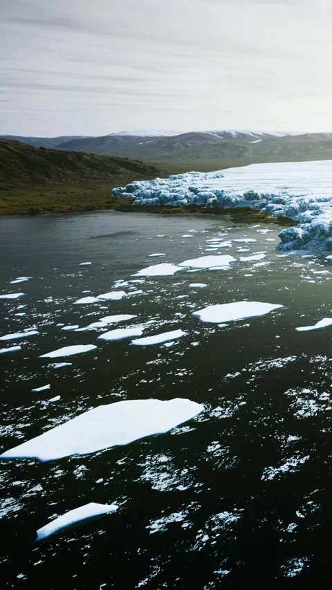 Beautiful icebergs float serenely in the calm waters of Icelandic lagoon 库存影片 335234573
